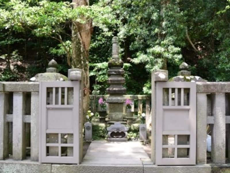 『頼朝の墓』とされる石塔