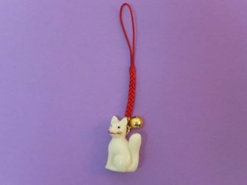 白い陶器製の狐根付