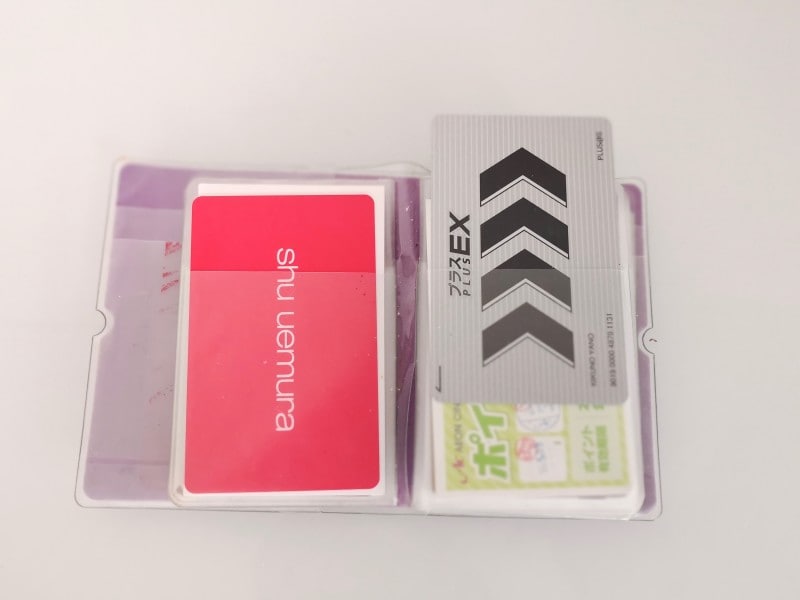 ポイントカードを上から出し入れすることができるカードケース