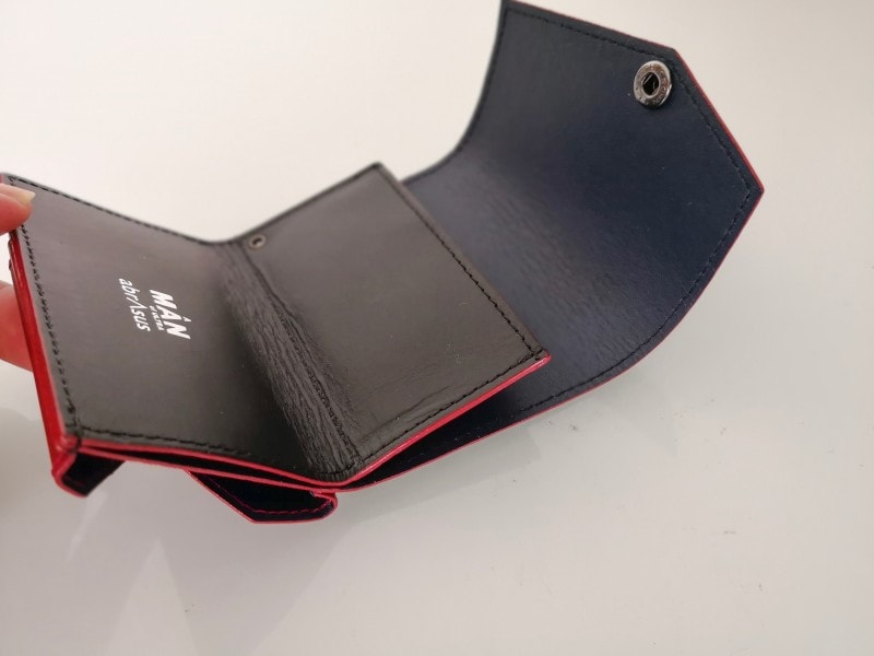 ポイントカードをスマートに収納できる薄いカードケース