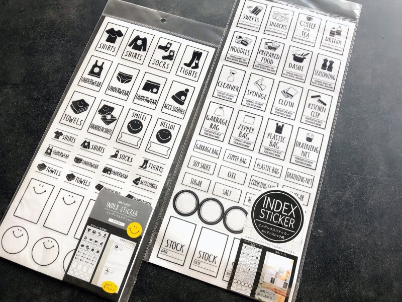 写真左：スマイル柄インデックスステッカー、写真右：インデックスステッカー・キッチンストック柄