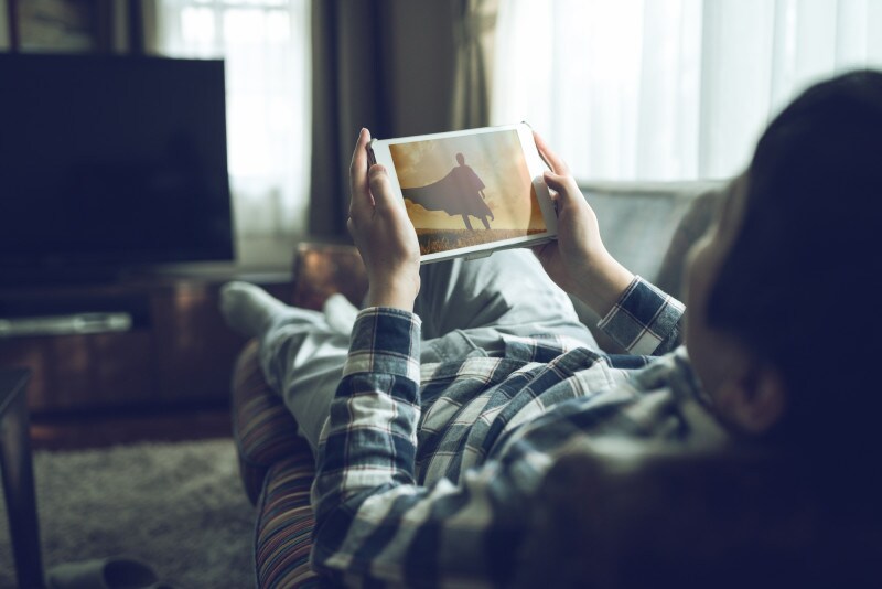 一人で映画館に行くのは腰が重い…そんな最新作も「オンライン試写会」でなら自宅で鑑賞できる
