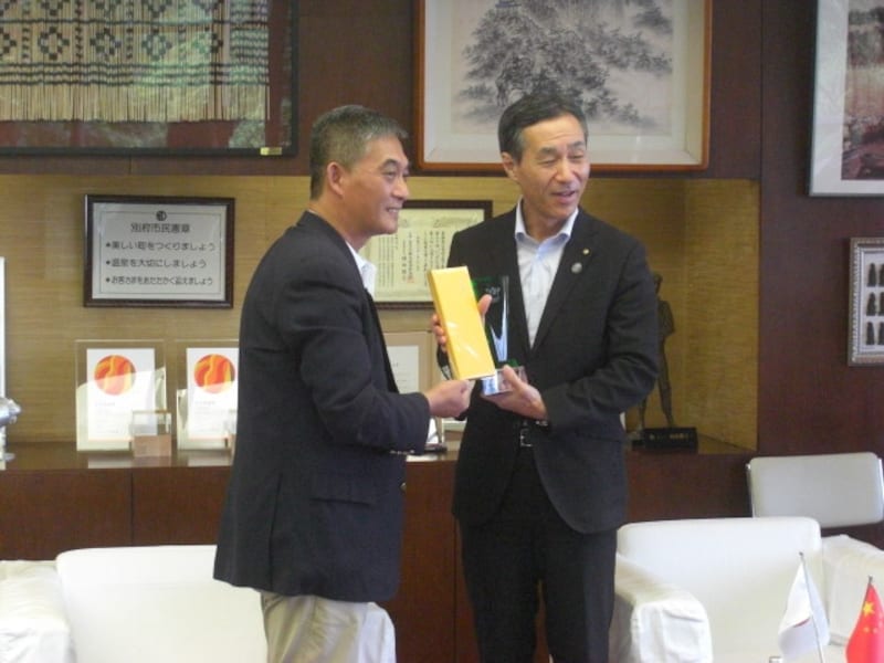 表敬訪問での許氏(左)、右は阿南・別府副市長