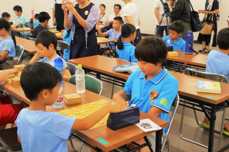 言葉の壁を越えて対局する子ども達