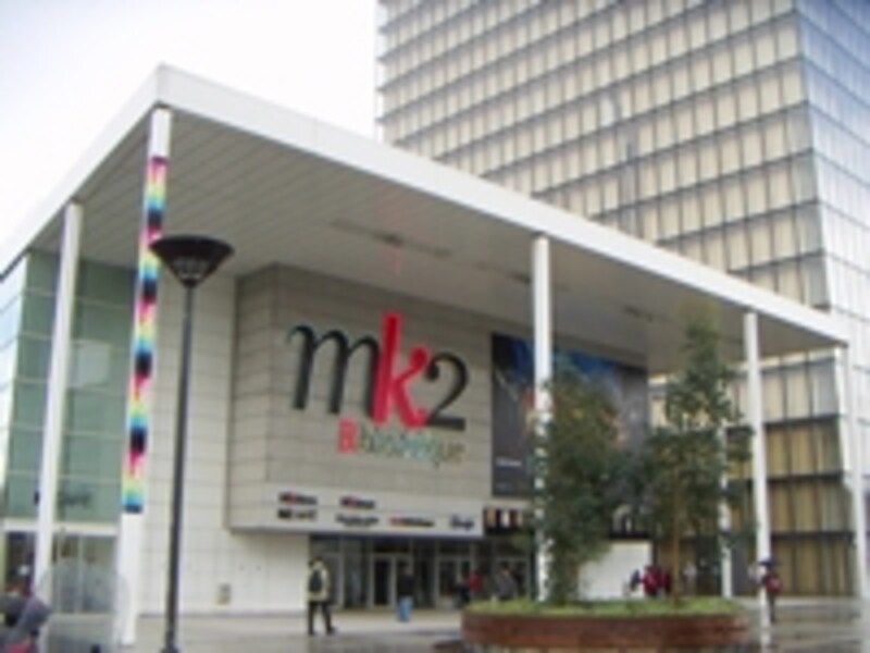 mk2ビブリオテックと背後のミッテラン国立図書館
