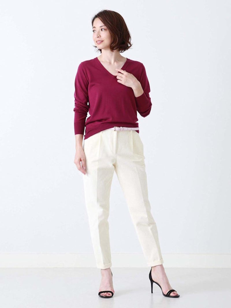 発色のよいボルドーのセーターに白いパンツを合わせたコーデ。すっきりとした印象を与えます。（画像はAmazonより：http://amzn.asia/d/6wQDiO3）