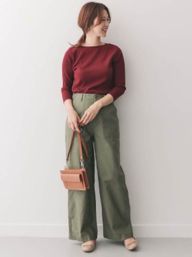 やや濁りのあるボルドーのカットソーにカーキ色のパンツを合わせたコーデ。ナチュラルな雰囲気を与えます。(画像はAmazonより:http://amzn.asia/d/4kkNadV)