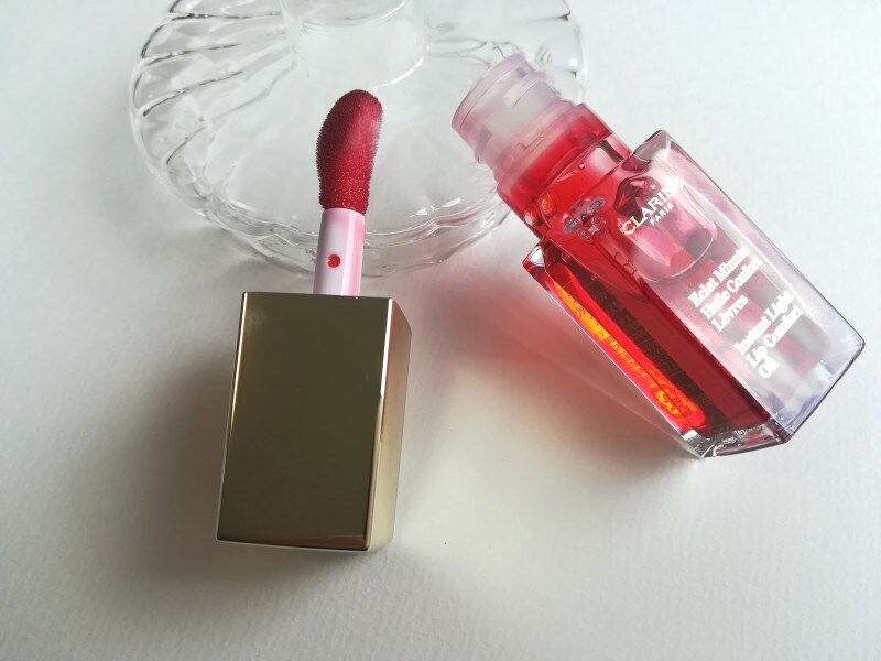 極太チップなので、何度も付け足さずに済みます。スパチュラにとって、リップブラシでつけると衛生的です