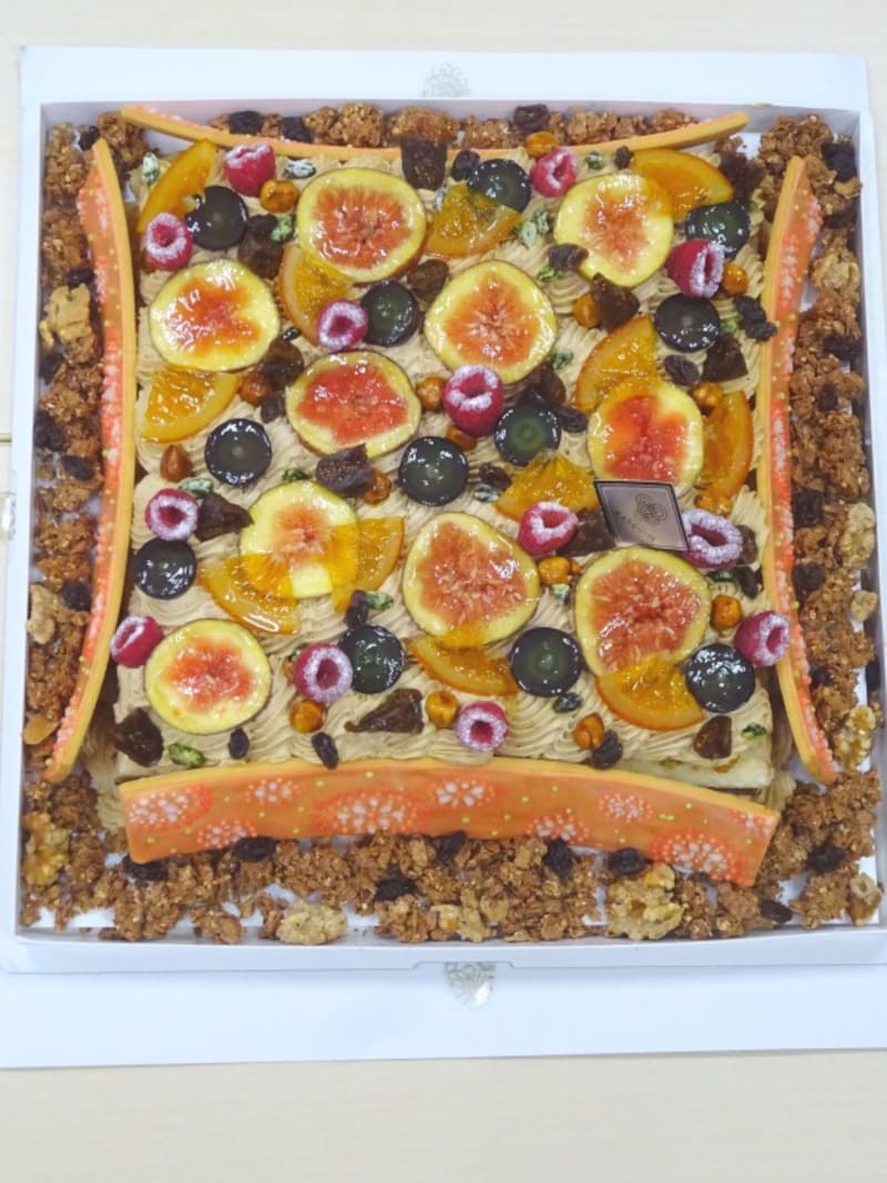 無事に運ぶことのできたオーダーメイドケーキ「秋の華」