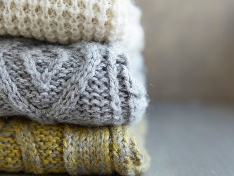 セーターなどは自分で洗えないと思いがちですが、手洗いなら、洗えるものも多くあります