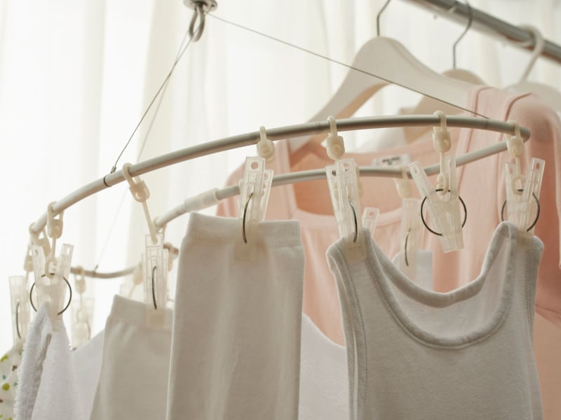 部屋干しは嫌なニオイが心配。風通しよく干せるように工夫しましょう