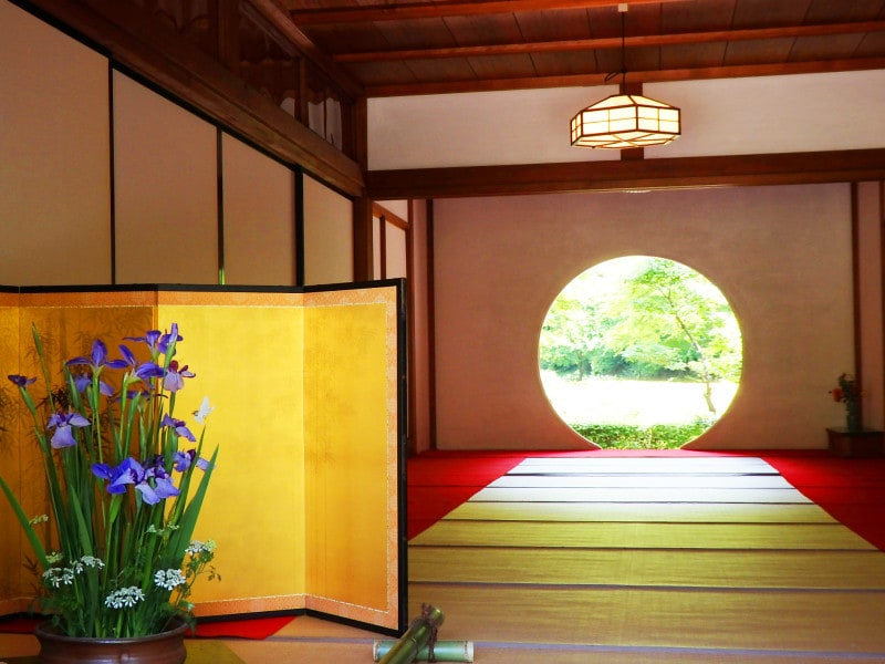 本堂奥庭園を望む丸窓