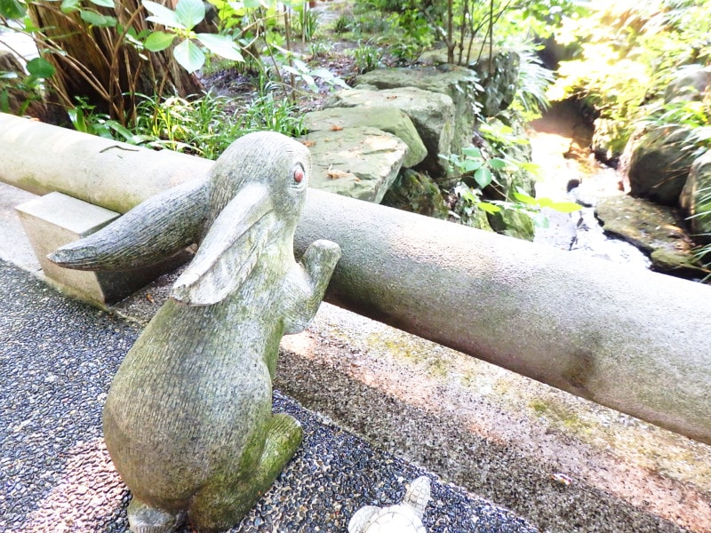 境内入口の川を眺めるウサギのオブジェ