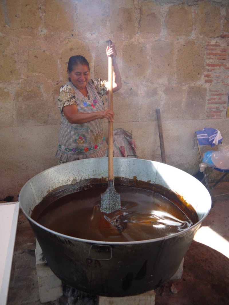 オアハカのお祭りでのモレ作り（画像提供：メキシコ観光 佐藤浩子さん）