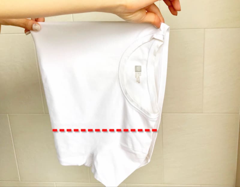 Tシャツのたたみ方の裏技・手順4：Tシャツをトントン、と整える