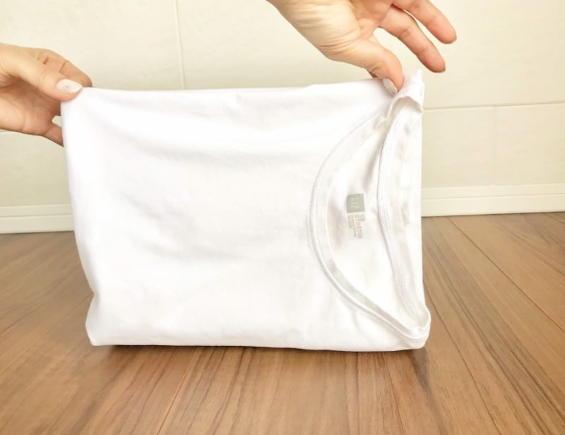 Tシャツのたたみ方の裏技・手順5:先ほどの点線部分で折り曲げながら置く