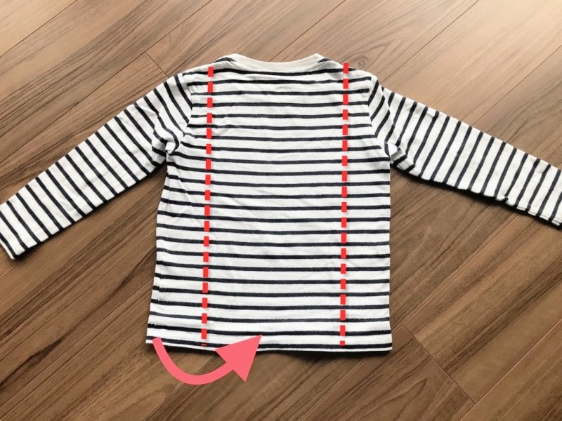 長袖Tシャツのたたみ方・手順1:赤の点線は幅の約4分の1が目安