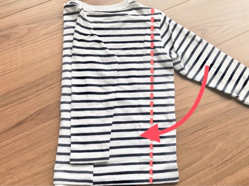 長袖Tシャツのたたみ方・手順3:左側と同様に内側に折る