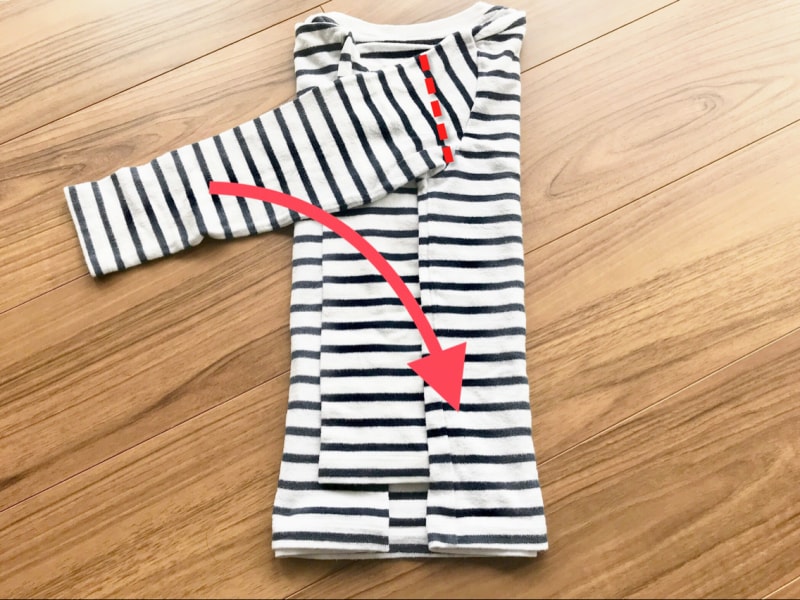 長袖Tシャツのたたみ方・手順4：できるだけ左右対称になるよう意識して！
