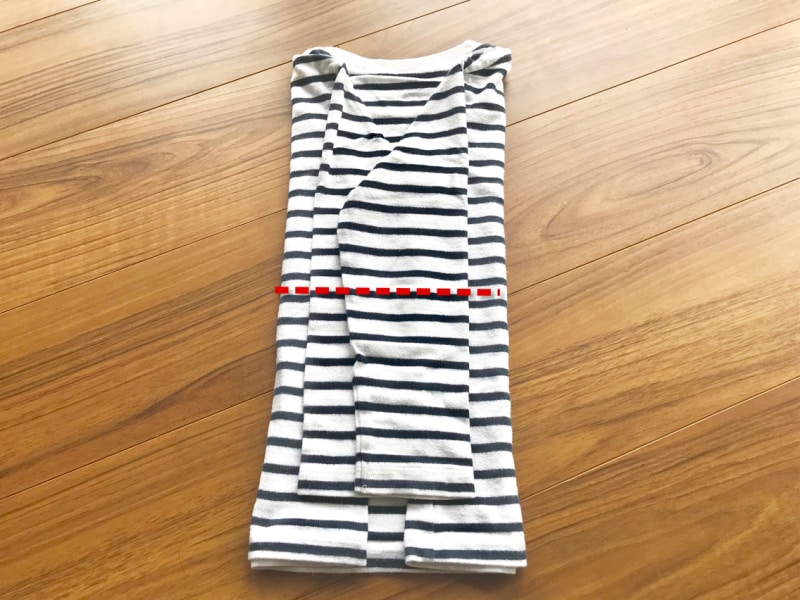 長袖Tシャツのたたみ方・手順5：裾から半分にたたむ
