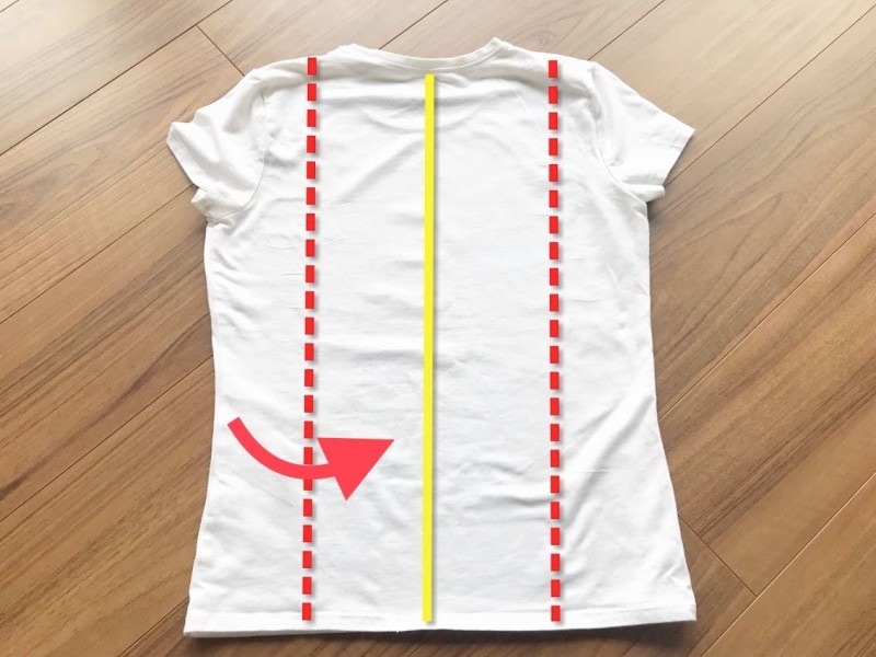 半袖Tシャツのたたみ方・手順1:赤の点線が身幅の約4分の1。黄色の直線が中心線