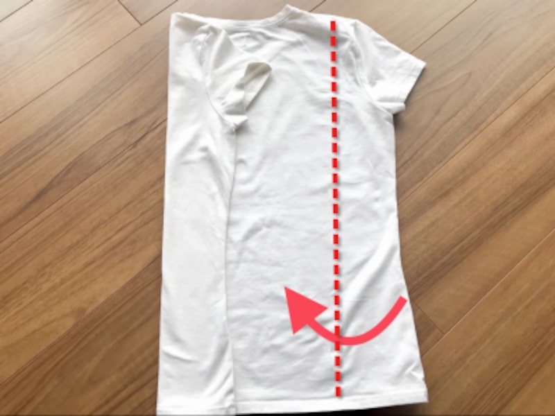 半袖Tシャツのたたみ方・手順2：左側と同様に内側にたたむ