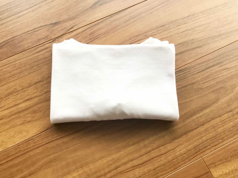 半袖Tシャツのたたみ方・手順5:Tシャツを4つ折りにしたところ