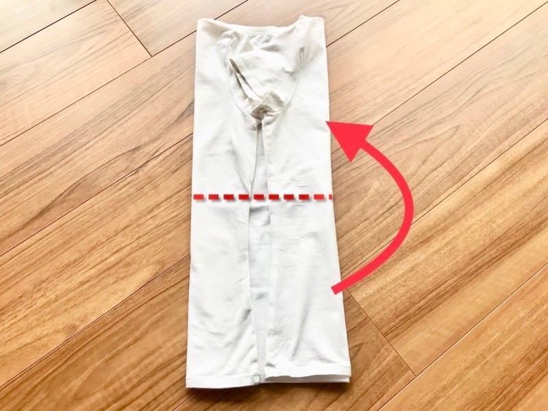 半袖Tシャツのたたみ方・手順3:赤の点線が身丈の約半分の線