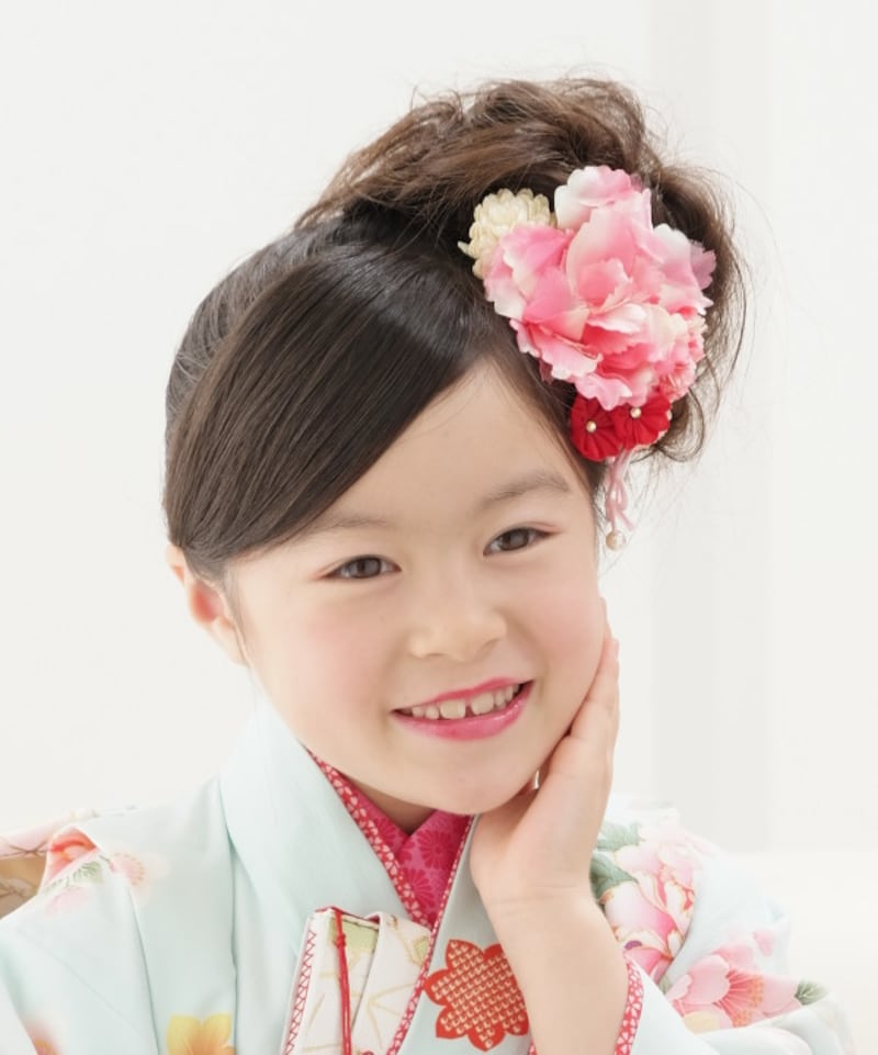 【サイドでまとめるスタイル1】 サイドでまとめてボリュームを出すと、華やかな七五三ヘアスタイル・髪型に(7歳女の子)