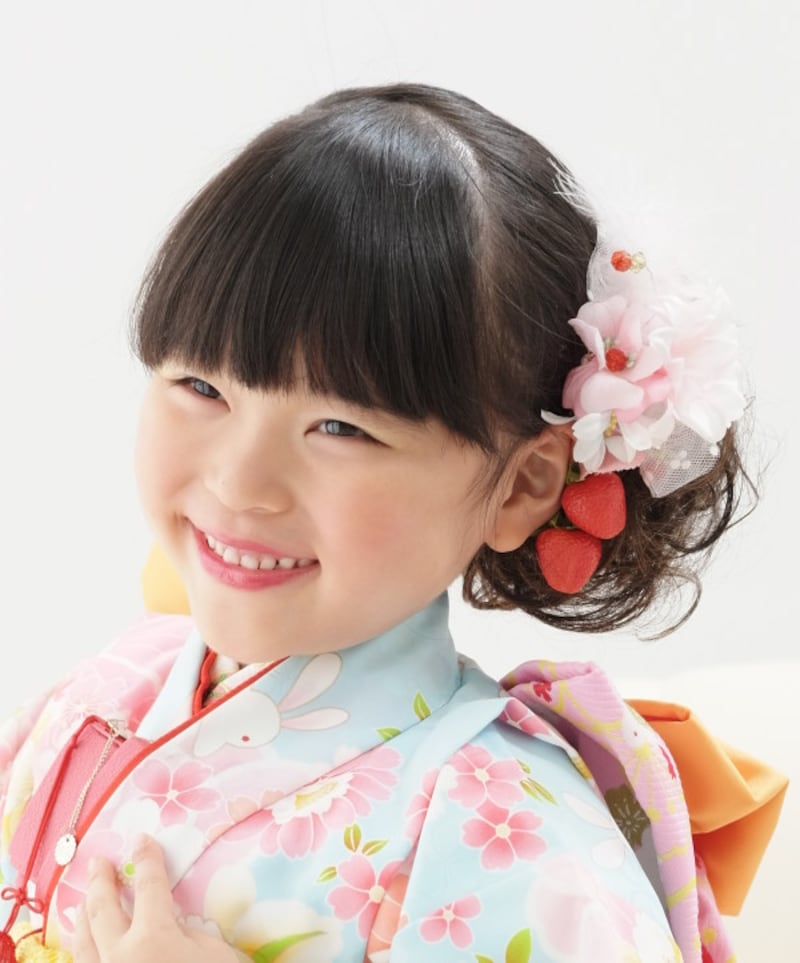 サイドでまとめるスタイル2: 下にサイドでまとめると、落ち着いた雰囲気の七五三ヘアスタイル・髪型に(7歳女の子)