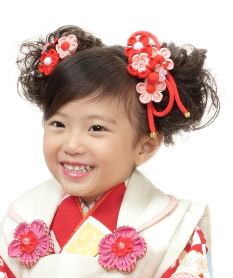 2つ結びのスタイル:着物の色と合わせた髪飾りを付け、2つ結びのキュートな3歳七五三ヘアスタイル・髪型に(3歳女の子)