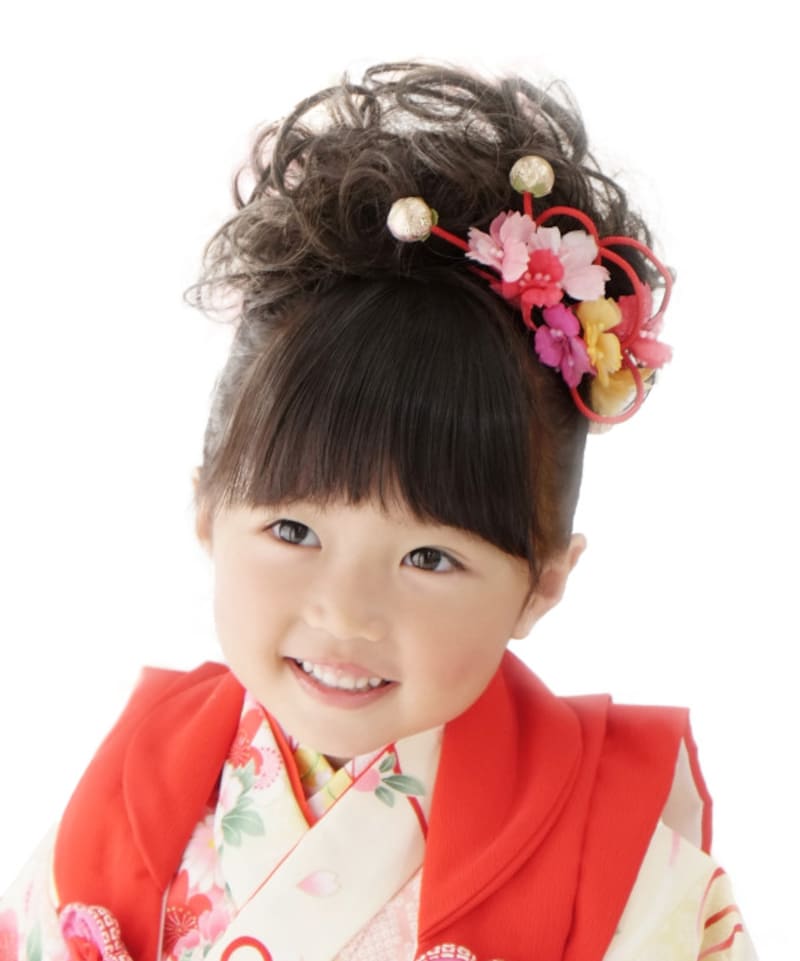 つけ毛のスタイル1:丸顔さんに おすすめの、つけ毛でひとつ結びにしボリュームを出す七五三スタイル・髪型(3歳女の子)