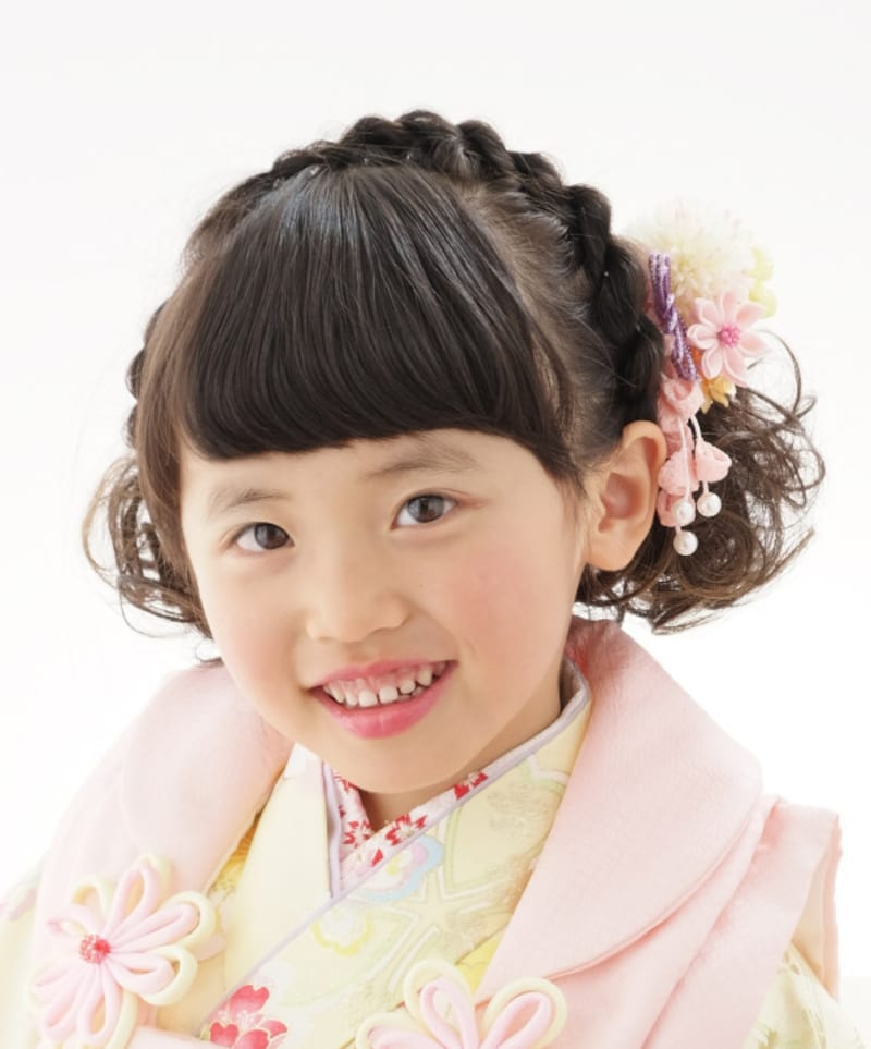 つけ毛のスタイル2:髪が短めの場合は、下につけ毛をつけて2つにまとめる七五三ヘアスタイル・髪型も(3歳女の子)