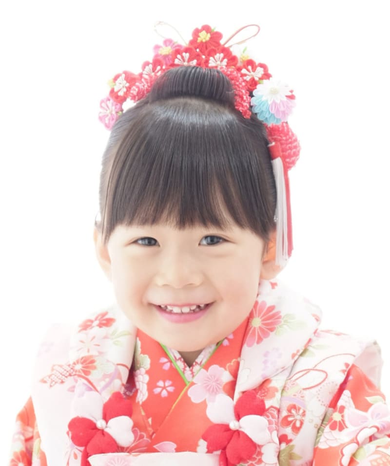 正当派の日本髪:日本髪に合う古典柄の着物には華やかな和花を合わせて(3歳女の子)