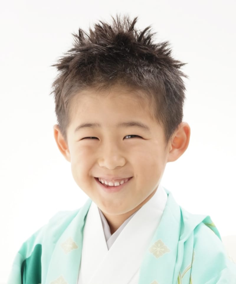 立ち上げスタイル:髪が短い場合は、ワックスを使って髪の毛を全体的に立ち上げる七五三スタイル・髪型が人気(5歳男の子)