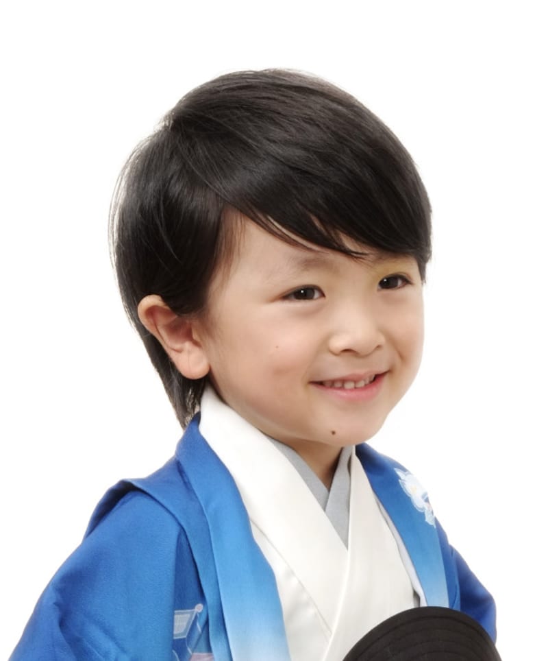 サイドに流すスタイル:髪が長い場合は、前髪を中心にサイド流すと凛々しい雰囲気の七五三髪型ヘアスタイルに(5歳男の子)