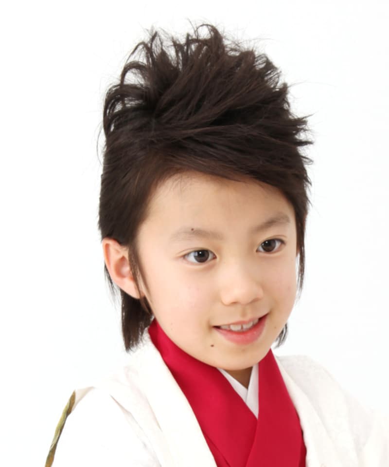 リーゼント風スタイル:髪が長い場合はリーゼント風にして、ワイルドな七五三ヘアスタイル・髪型に(5歳男の子)