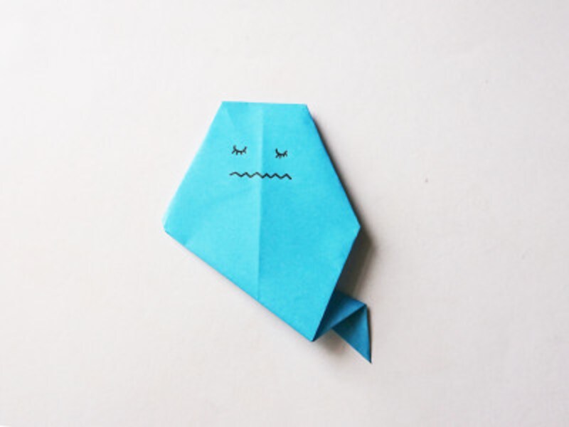 ペンで顔を描いたら折り紙おばけの出来上がり！