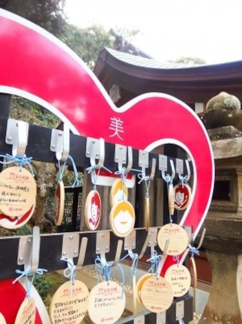 絵馬掛け所のマークは弁財天の羽衣をイメージしているそう