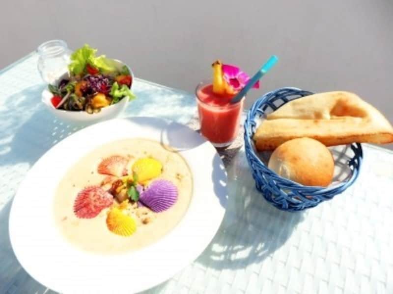 マーメイドをイメージした鮮やかなメニュー