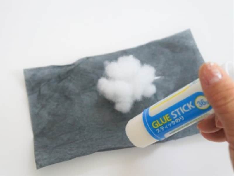 黒いフラワーペーパーの端に糊を塗ります。