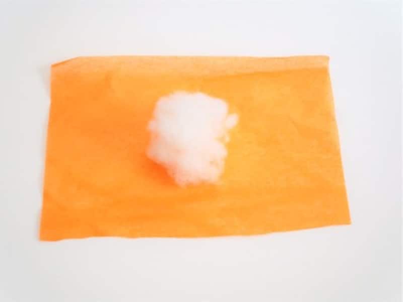オレンジのフラワーペーパーで綿を包みます。