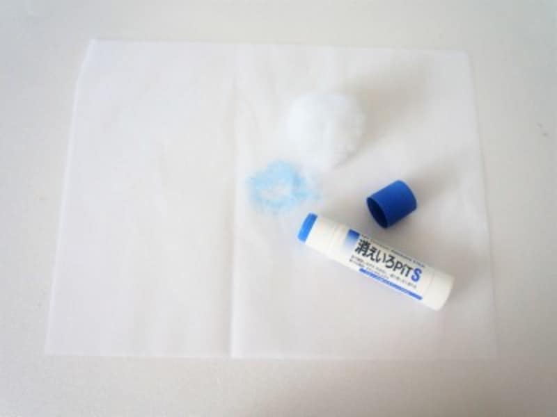 白いフラワーペーパーを広げ中心に糊を塗ります。