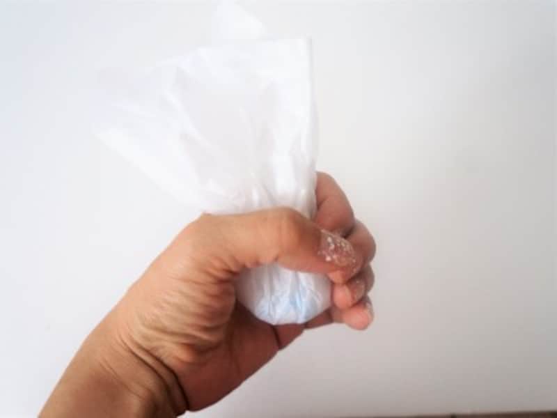 綿を包んだ紙をグッと握ります。