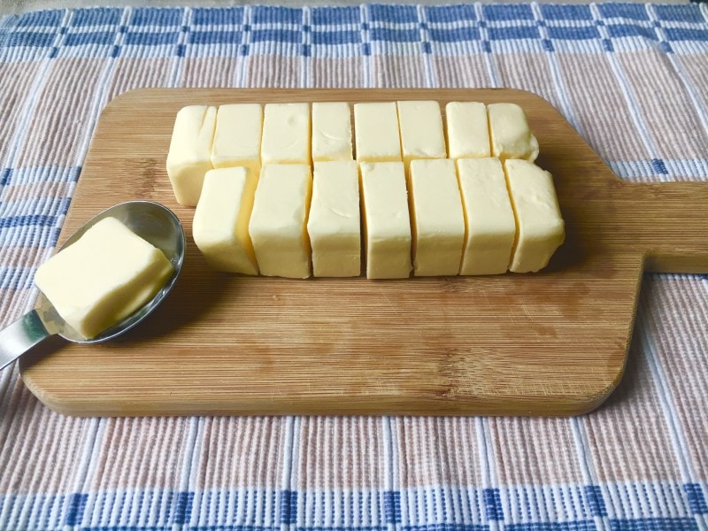 200gのバターを16等分すると大さじ1の分量になります