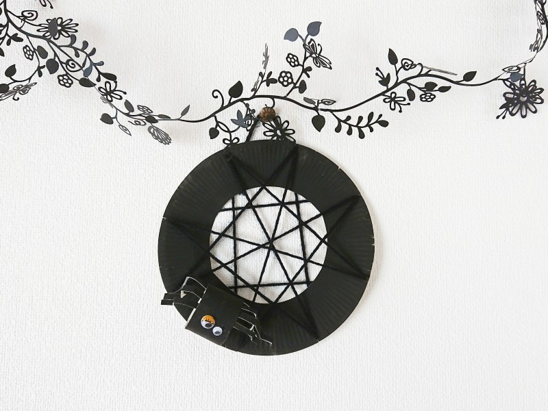 毛糸で蜘蛛の巣を作りお部屋をハロウィンムードに演出