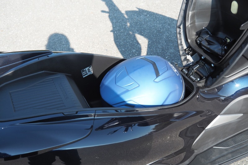 半分になったラゲッジスペース SHOEIのMサイズジェットヘルメットは収納可能だった