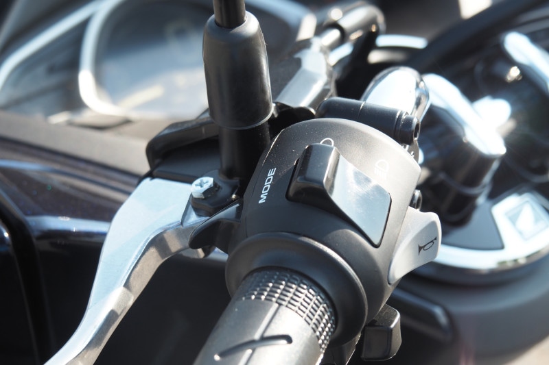 モードチェンジボタンは左側ハンドルスイッチに