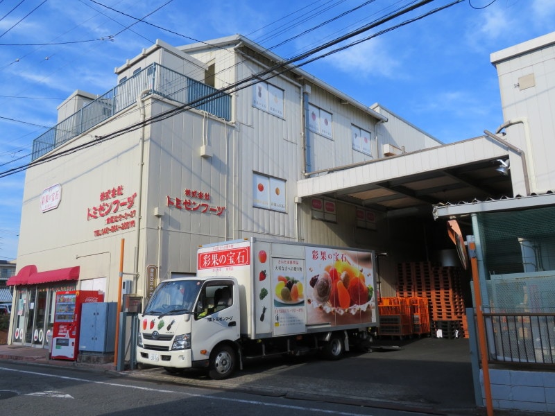 本社工場から「彩果の宝石」を配送するトラック