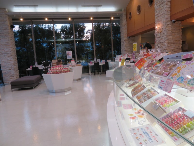 本店の内外に高級感が溢れるショップ